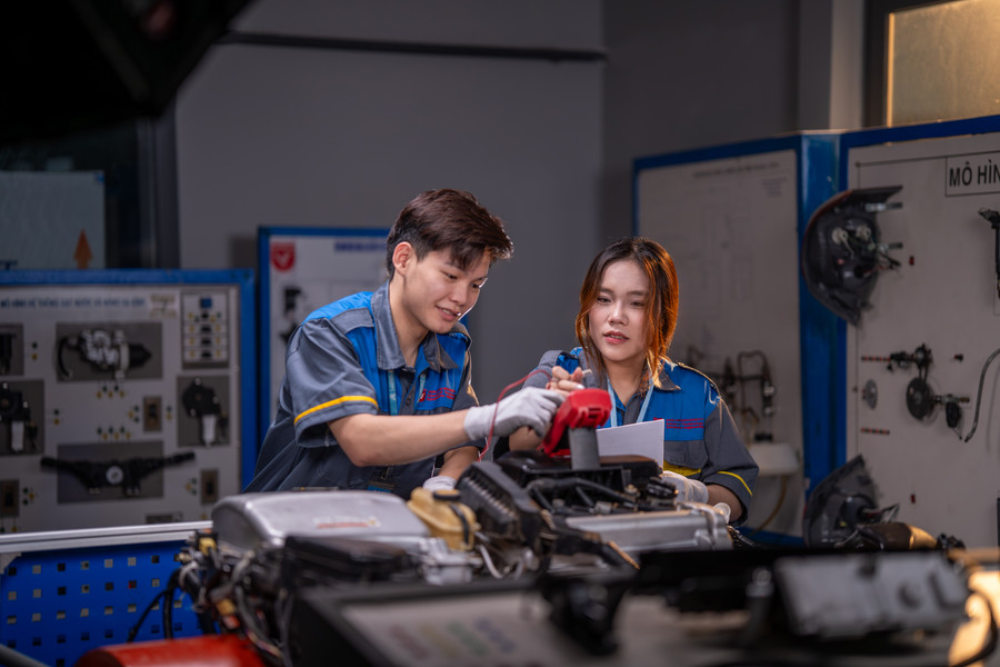 Sinh viên Trường Đại học Văn Lang trong phòng thực hành công nghệ ô tô. Ảnh: Trà My chinh-sach-moi-don-bay-moi-3.jpg