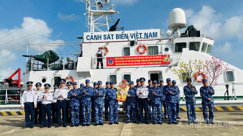 Tàu Cảnh sát biển 4037 lên đường thực hiện nhiệm vụ canh biển xuyên Tết.