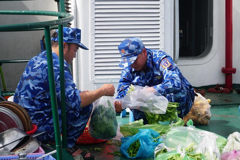 Các chiến sĩ Cảnh sát biển chuẩn bị các nhu yếu phẩm cho chuyến đi thực hiện nhiệm vụ xuyên Tết.