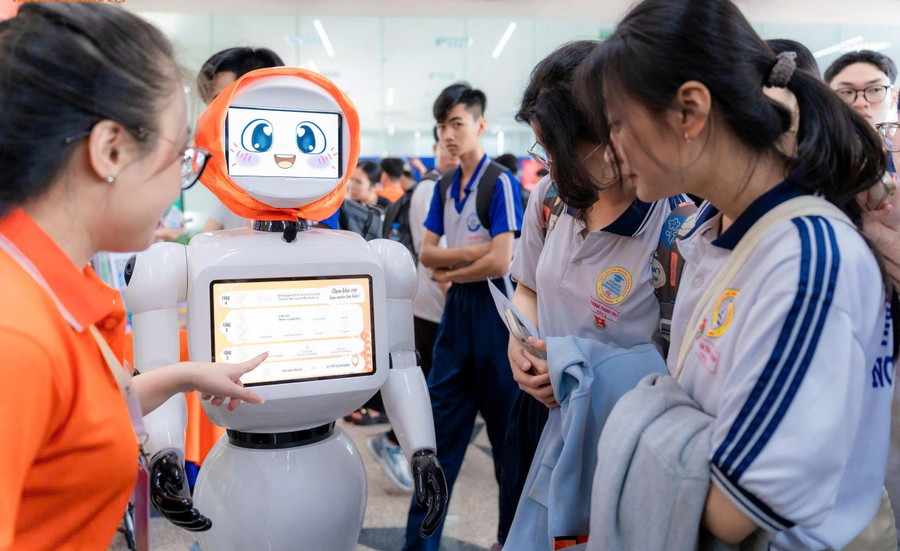 Học sinh THPT tham gia hoạt động trải nghiệm công nghệ tại Trường Đại học FPT Cần Thơ. Ảnh: TG
