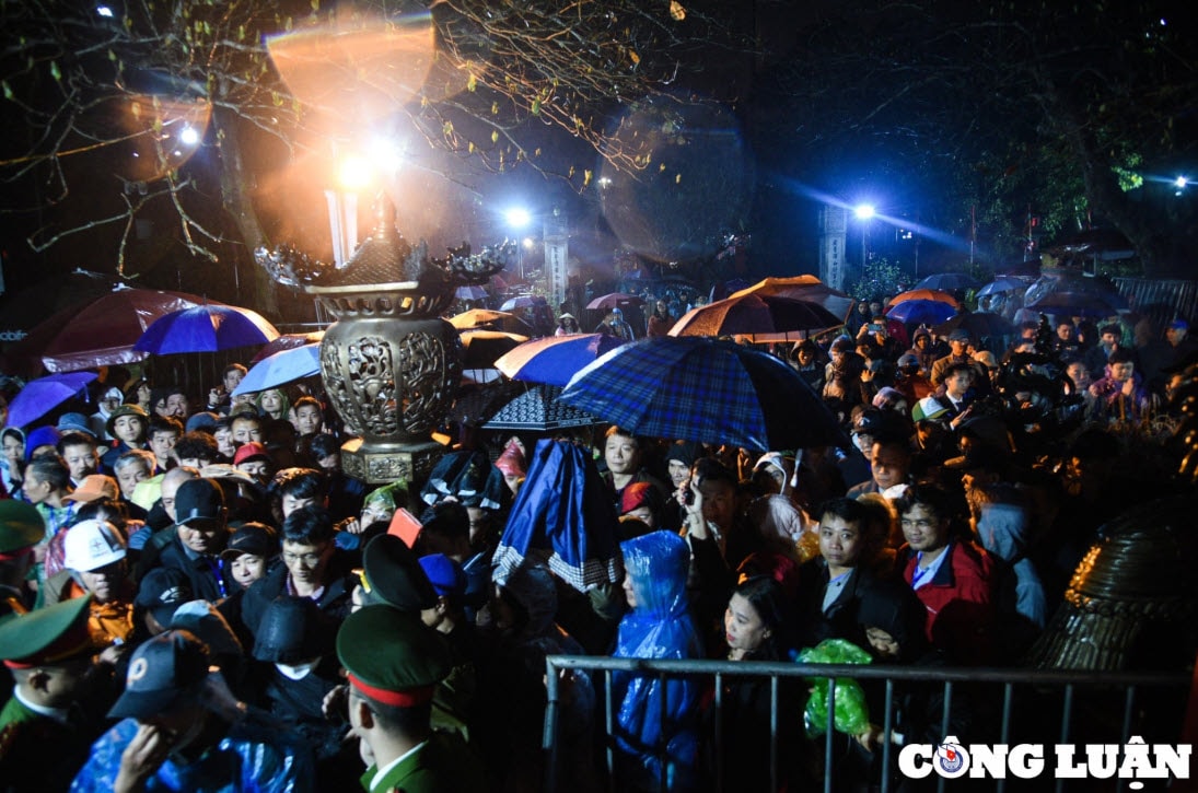 Việc lùi giờ phát ấn được kỳ vọng sẽ chấm dứt cảnh chen lấn, xô đẩy thâu đêm tại khu vực Đền Trần.