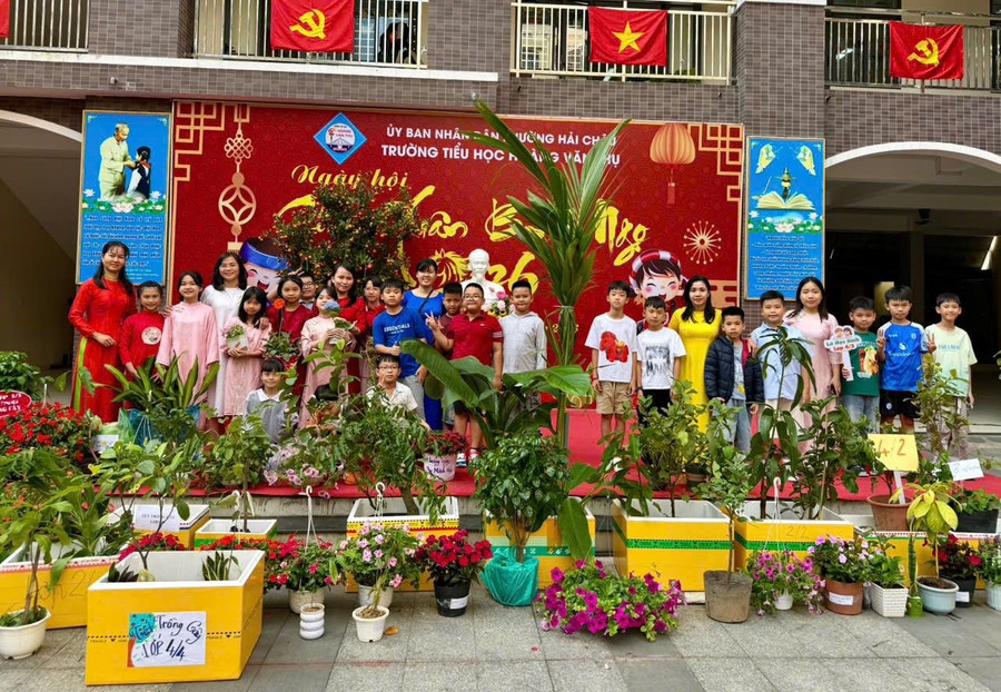 Trường Tiểu học Hoàng Văn Thụ tiếp nhận cây ăn quả, cây bóng mát từ phụ huynh để tặng cho các hộ dân xã Hòa Bắc (cũ).