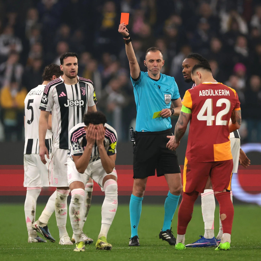 Hậu vệ Juventus vô cùng tức giận khi bị phải nhận thẻ đỏ. 3-4425.jpg