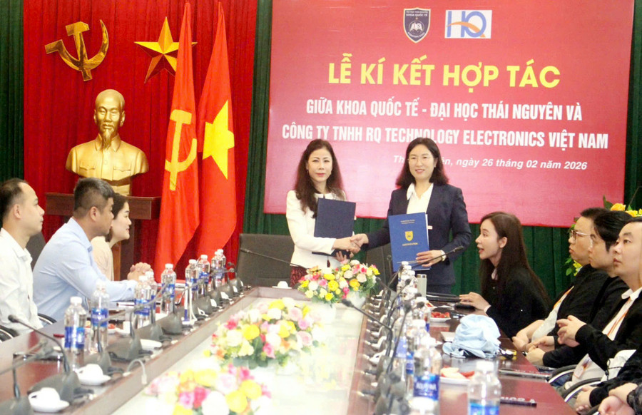 Lãnh đạo Khoa Quốc tế và Công ty RQ Technology Electronics Việt Nam ký kết hợp tác. 9cdfdd2ccce342bd1bf2.jpg