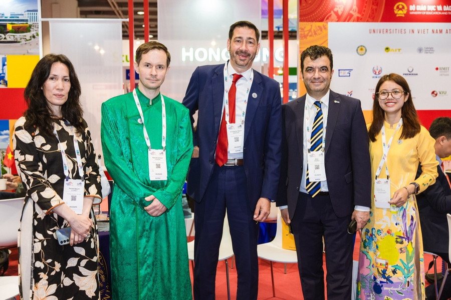 Đoàn Trường Đại học Fulbright Việt Nam cùng ông Mihai Sebea, Giám đốc Quan hệ Quốc tế Romanian-American University tại APAIE 2026. Ảnh: FUV