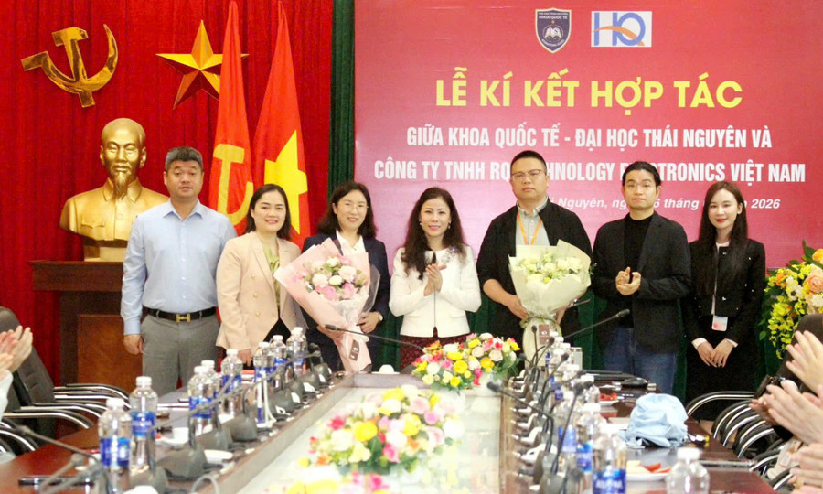 Lễ ký kết hợp tác giữa Khoa Quốc tế (ĐH Thái Nguyên) và Công ty RQ Technology Electronics Việt Nam.