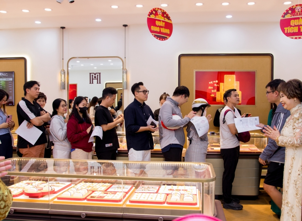 Vàng trong nước tăng theo thế giới, doanh nghiệp mở rộng kênh phân phối