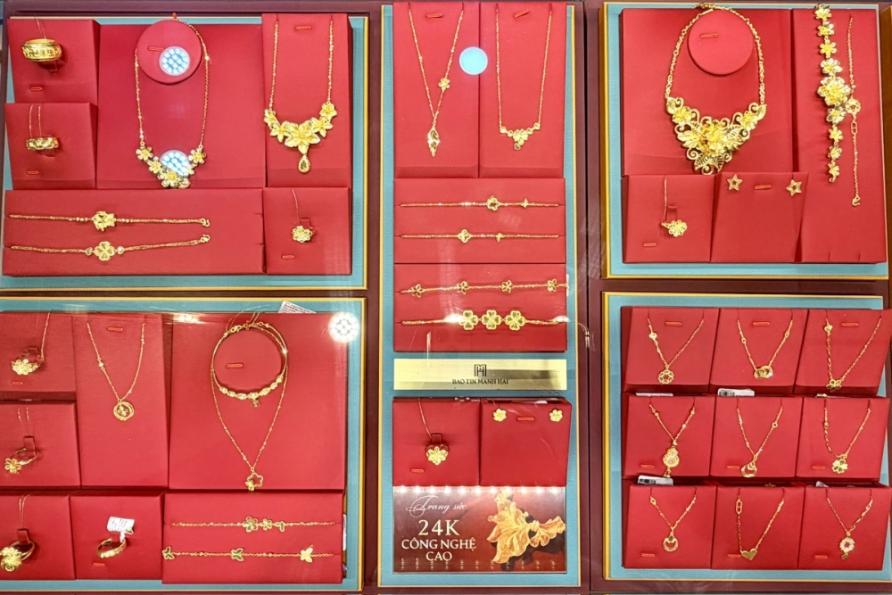 Vàng trong nước tăng theo thế giới, doanh nghiệp mở rộng kênh phân phối