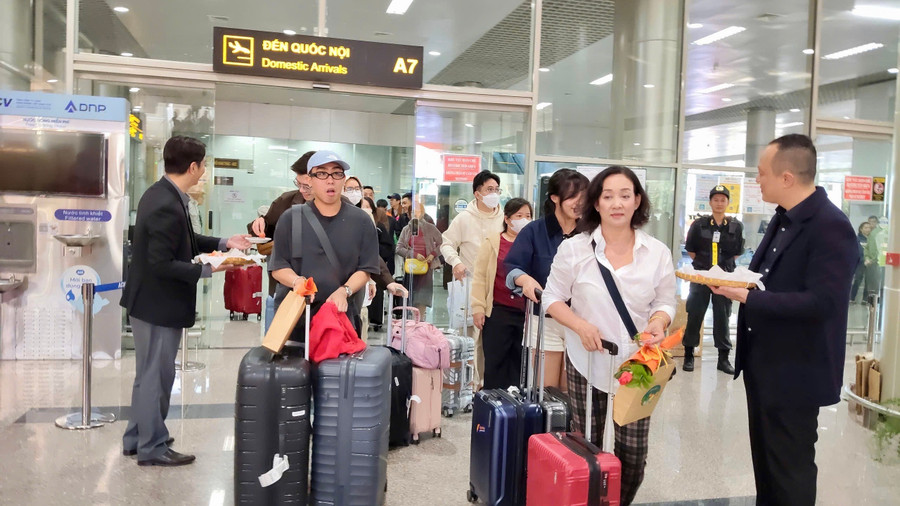 Du khách đến Đà Lạt qua sân bay Liên Khương.