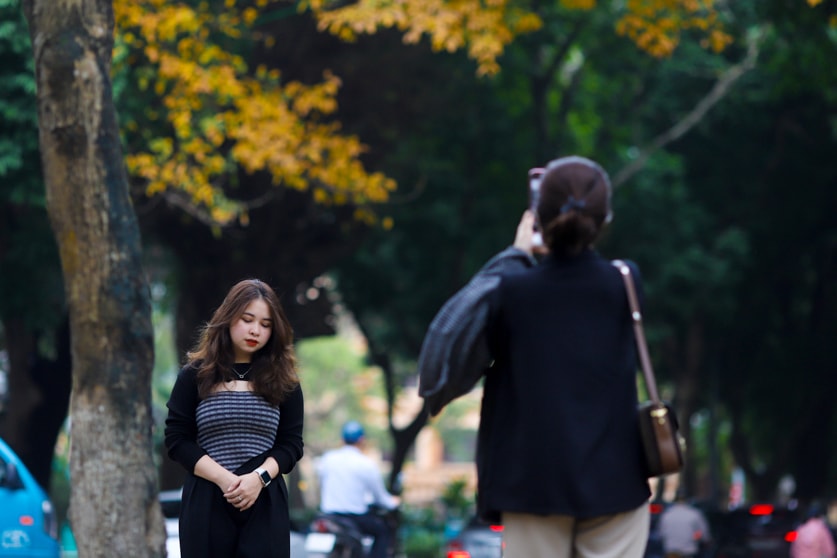 Nhiều bạn trẻ chụp ảnh lưu giữ lại khoảnh khắc bản thân cùng những sắc màu thiên nhiên