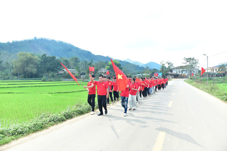 Thầy cô giáo và các em học sinh Trường THCS Tiên Yên, Xã Tiên Yên, tỉnh Tuyên Quang tham gia tuyên truyền.