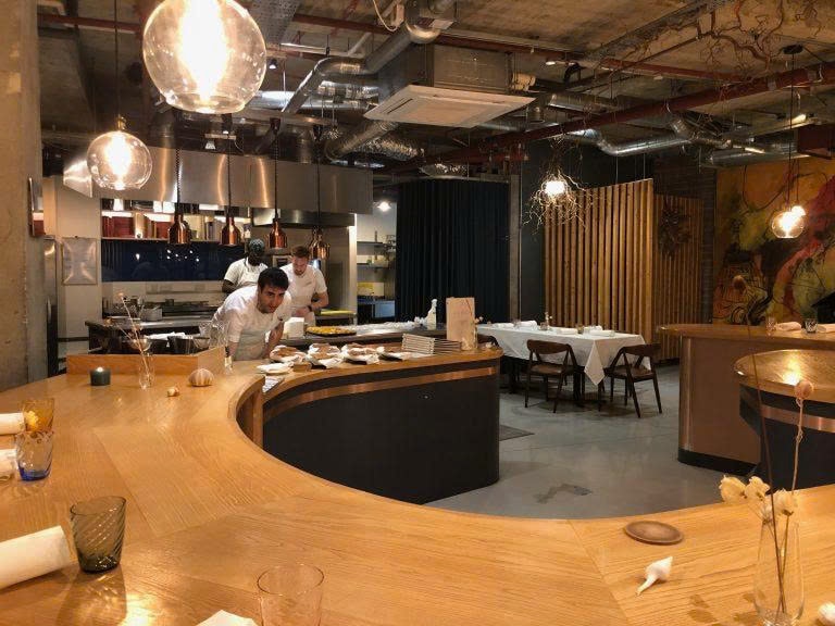 Không gian cổ kính của nhà hàng 3 sao Michelin Les Prés d'Eugénie