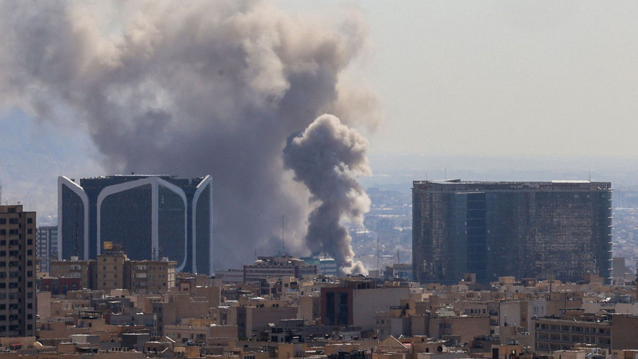 Các dự án cơ sở giáo dục ở Doha và Abu Dhabi bị trì hoãn.