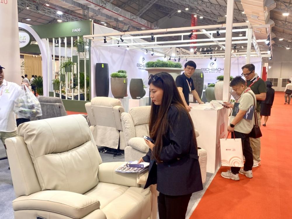 Nhiều hoạt động giao thương diễn ra ngay sau lễ khai mạc. Ảnh: T.D