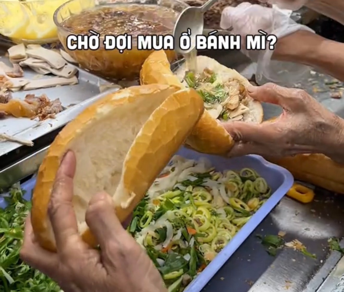 Hàng loạt người dân tại Vũng Tàu phải nhập viện với triệu chứng đau bụng, buồn nôn, nôn ói sau khi ăn bánh mì mua tại cùng một cơ sở trên đường Đồ Chiểu.