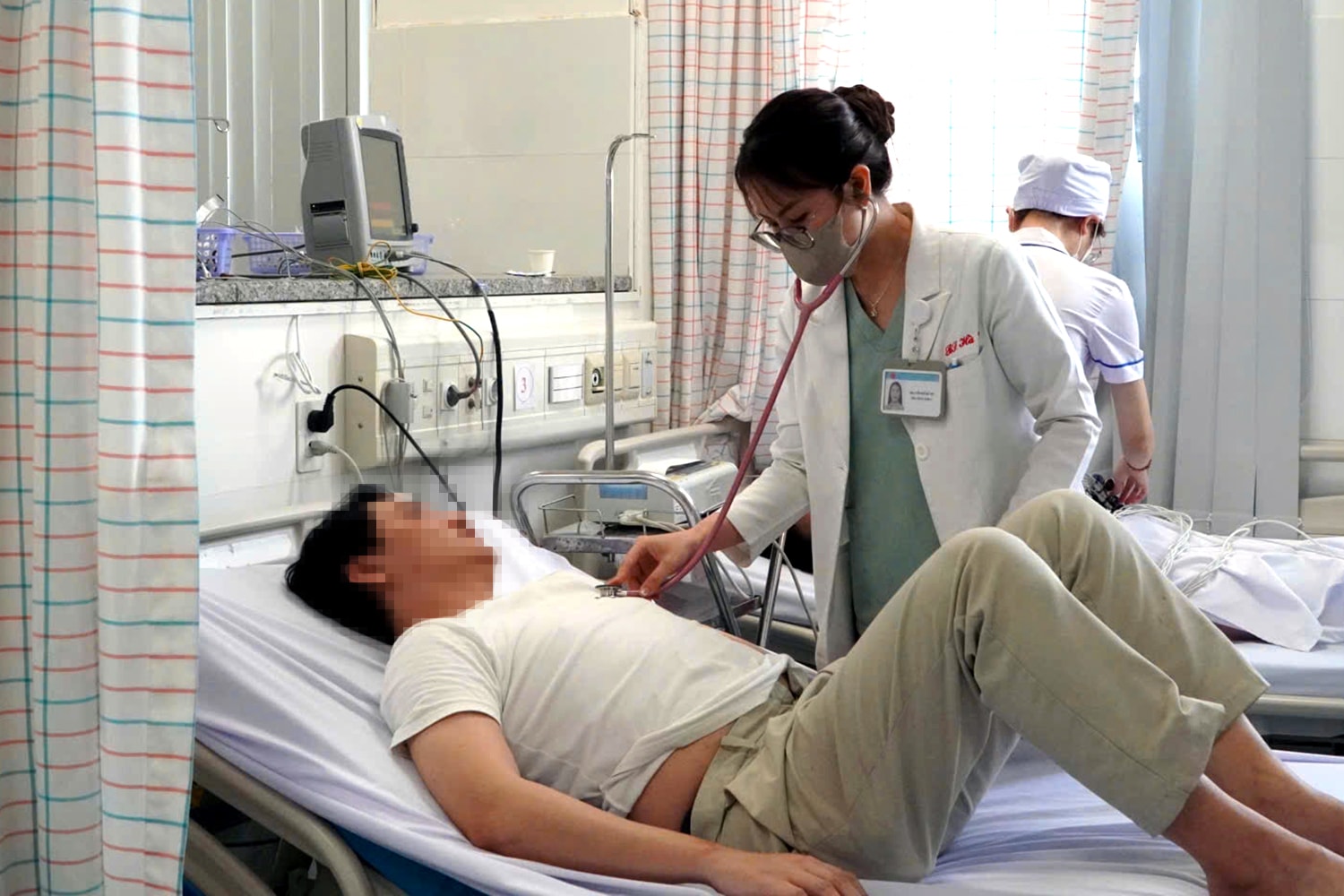 Một bệnh nhân nhập viện điều trị nghi bị ngộ độc thực phẩm sau khi ăn bánh mì. Ảnh: Bệnh viện cun