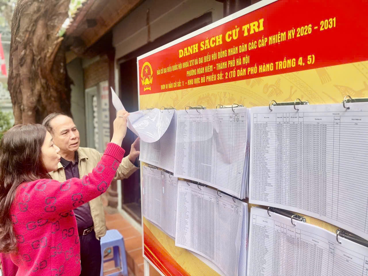 Đoàn giám sát của Mặt trận Tổ quốc Phường Hoàn Kiếm tăng cường giám sát công tác bầu cử tại các tổ bầu cử.