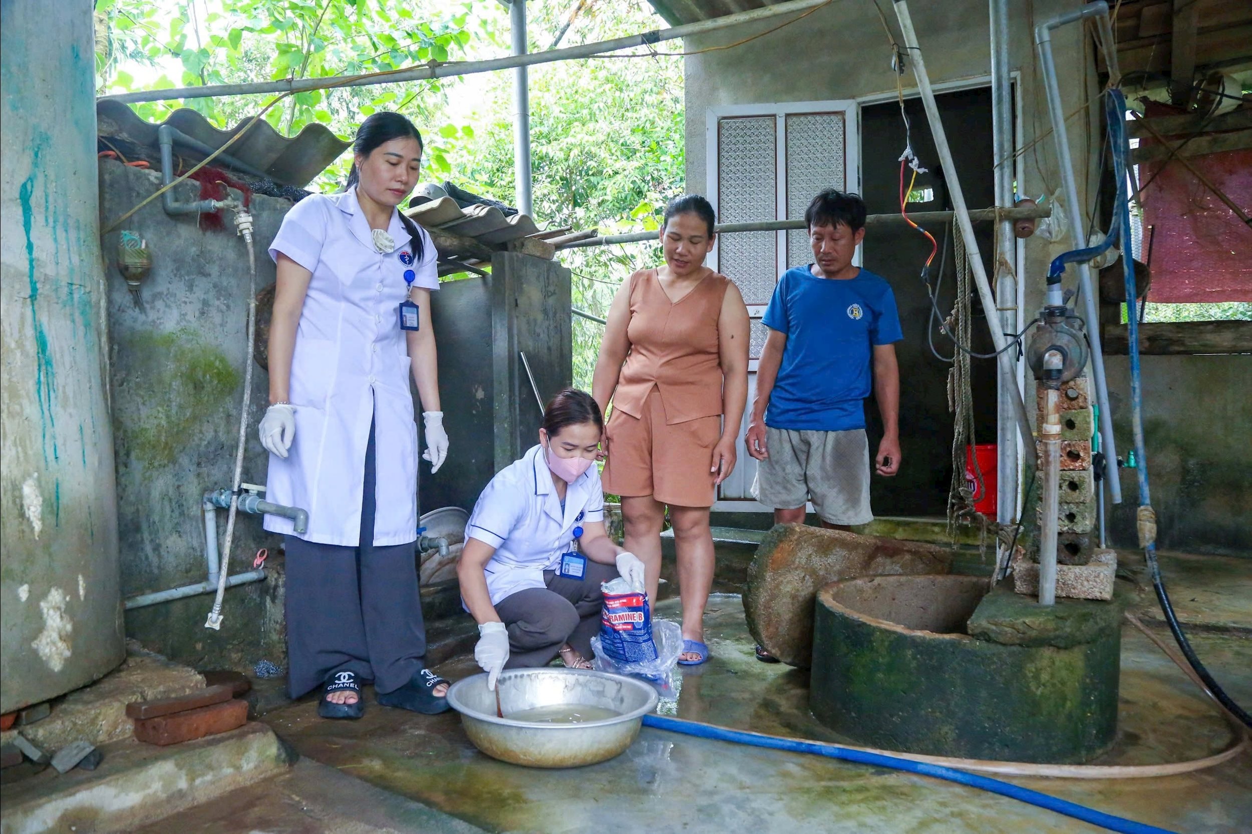 Trạm Y tế xã Châu Bình triển khai hoạt động vệ sinh môi trường, xử lý nước sinh hoạt, phòng, chống các loại dịch bệnh cho các hộ dân.