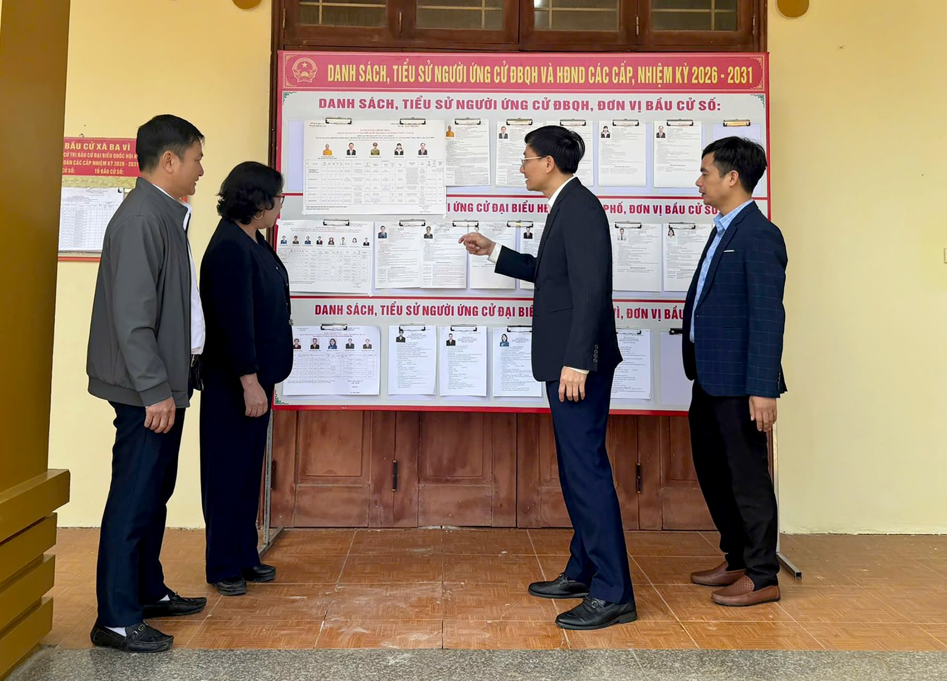 Các đồng chí lãnh đạo Đảng uỷ, Uỷ ban bầu cử xã Ba Vì kiểm tra khu vực niêm yết danh sách đại biểu ứng cử trên địa bàn (Ảnh Xã B