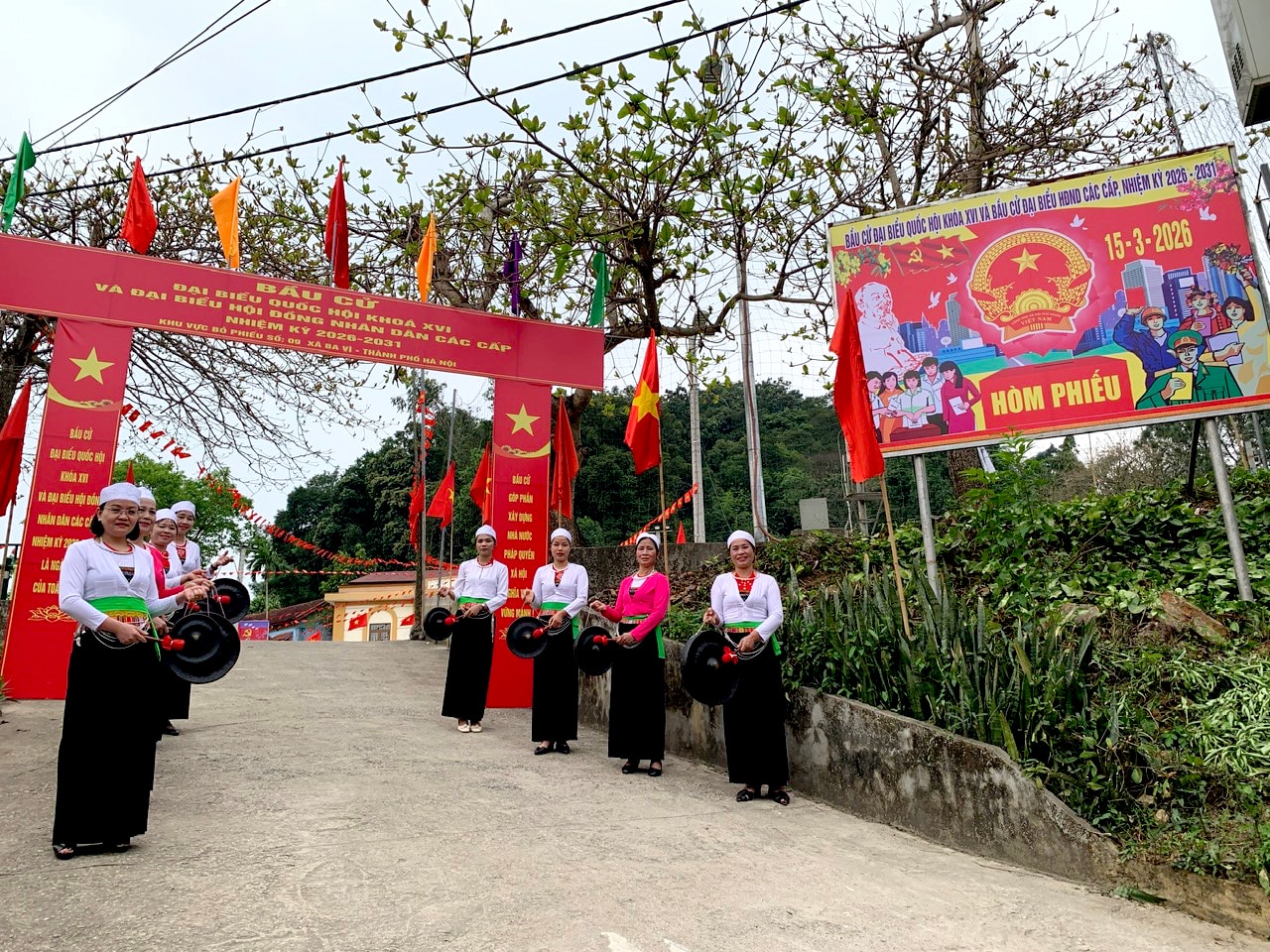 1.Nhân dân các dân tộc trên địa bàn xã Ba Vì luyện tập biễu diễn cồng chiêng đón mừng Ngày hội non sông