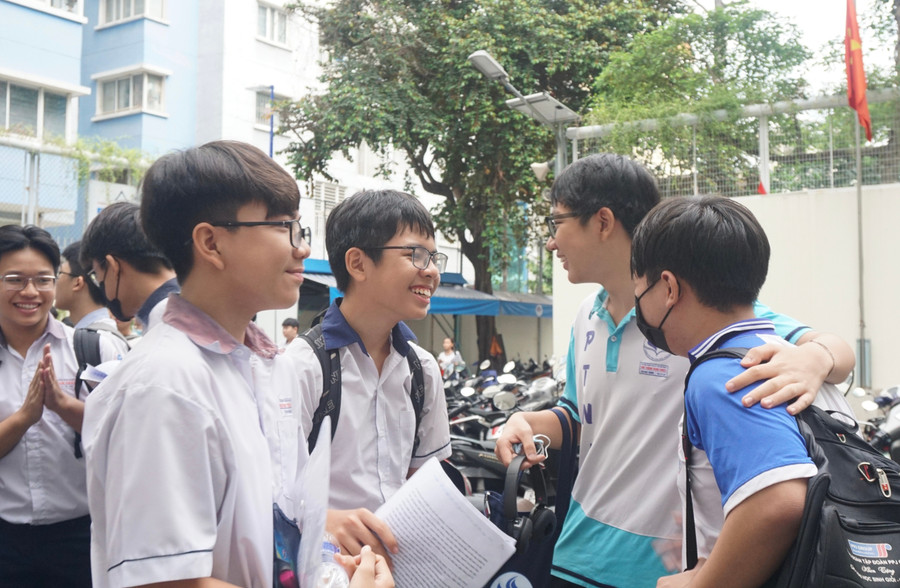 Thí sinh tham gia kỳ thi vào lớp 10, Trường phổ thông Năng khiếu năm 2025.