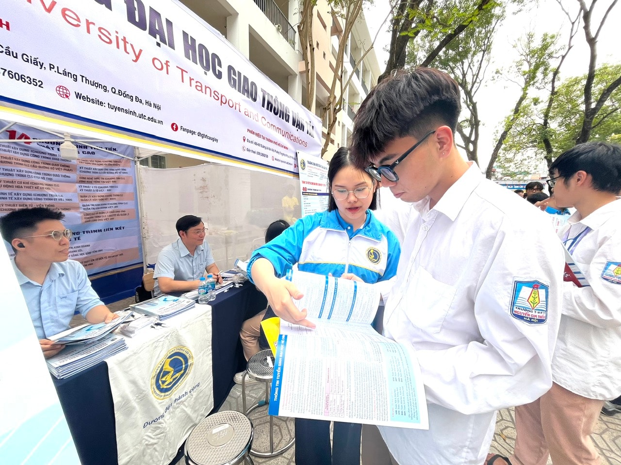 Học sinh tìm hiểu thông tin sâu ở từng gian tư vấn. Ảnh: Lê Nguyễn.