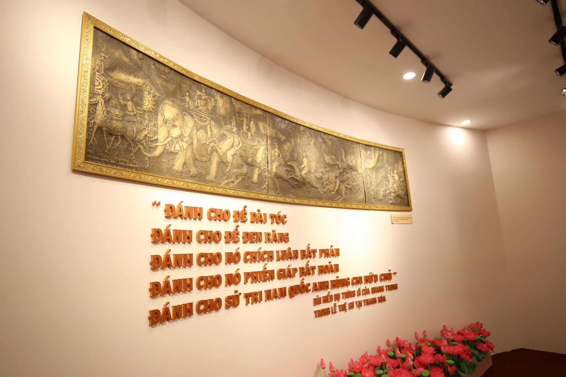 Phía trong nhà trưng bày. Ản