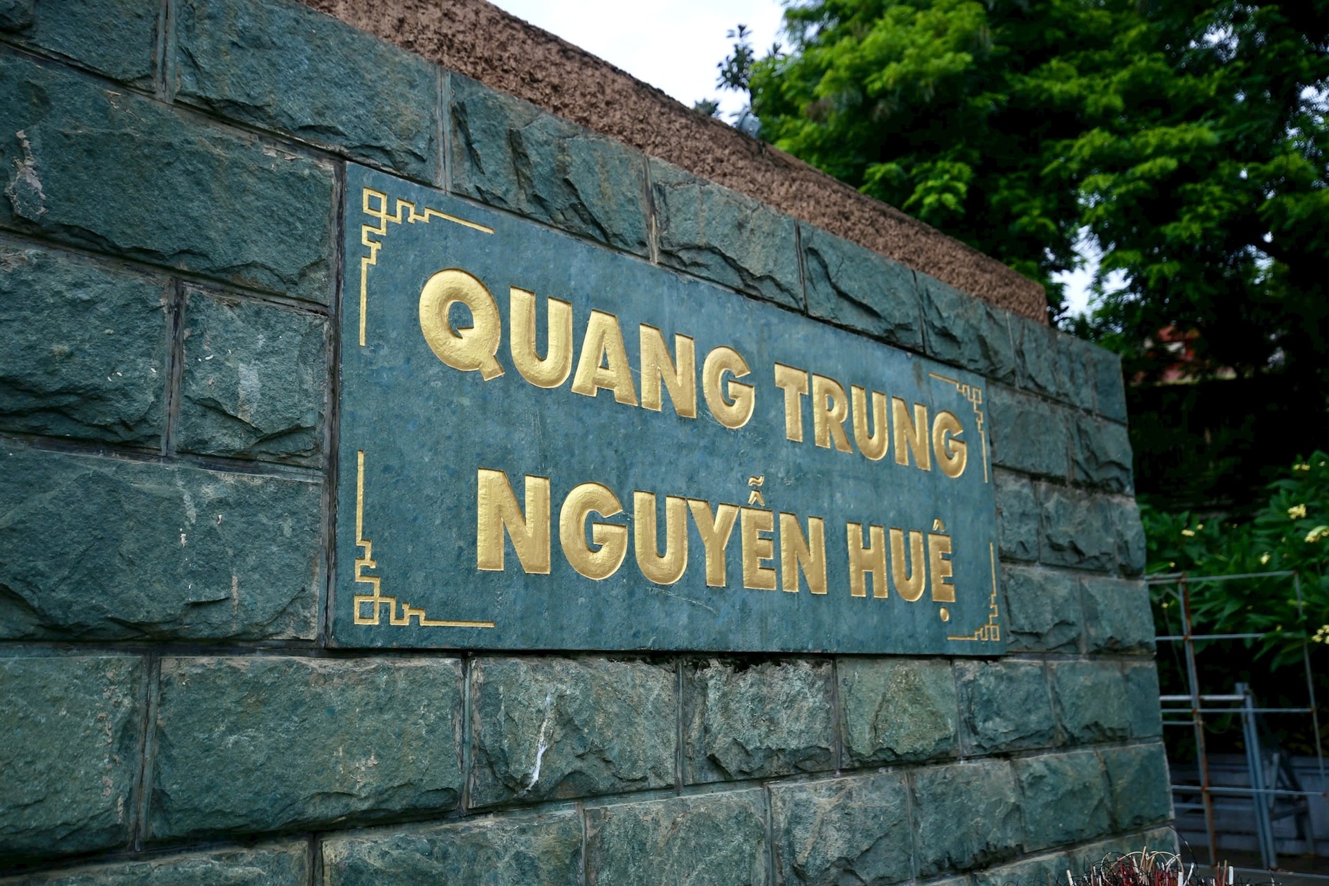 Chân tượng đài. Ảnh: