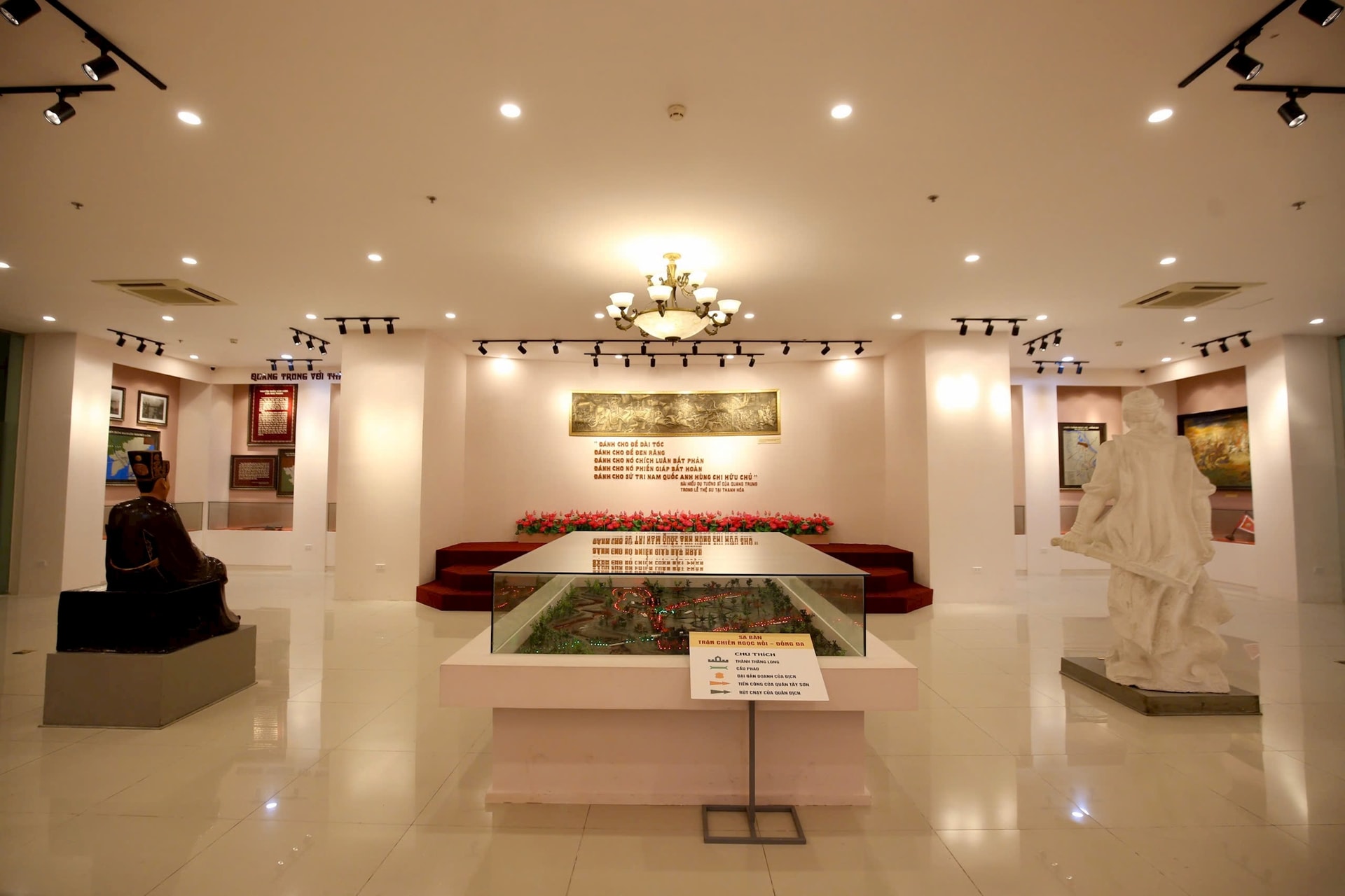 Từ lợi thế vị trí trung tâm, Gò Đống Đa được kỳ vọng trở thành điểm đến nổi bật trên bản đồ du lịch lịch sử của Hà Nội. Mỗi bước chân đến Gò Đống Đa hôm nay không chỉ là một chuyến tham quan, mà còn là cuộc gặp gỡ với hào khí dân tộc. Ảnh: HT