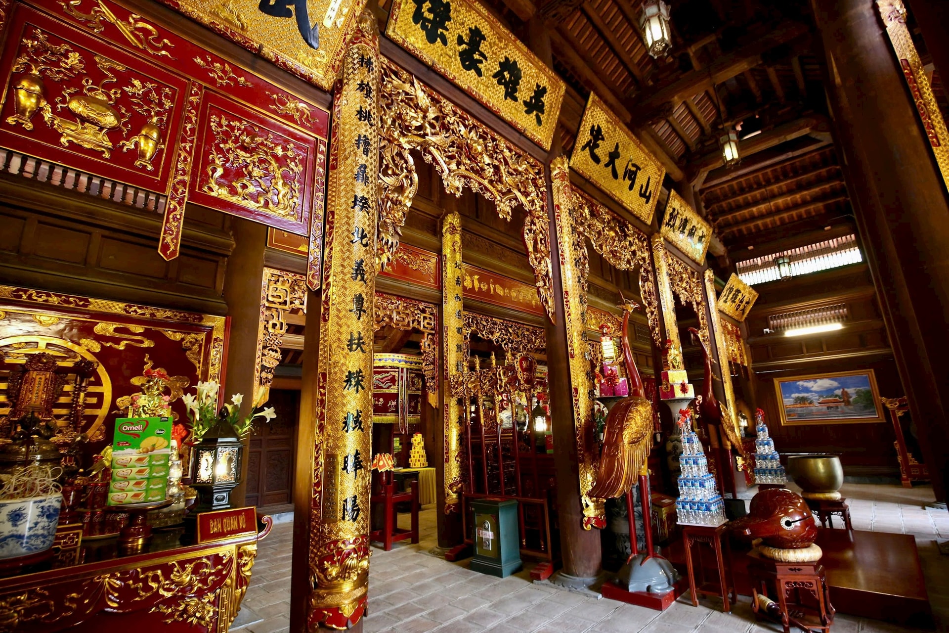 Những mảng phù điêu trong khu di tích tái hiện khí thế hào hùng của nghĩa quân Tây Sơn năm xưa. Ảnh: HT