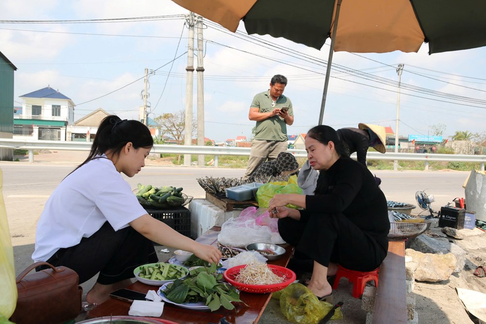 Mùa cá trích nướng tạo “cơn sốt” hút khách ven biển - ảnh 6