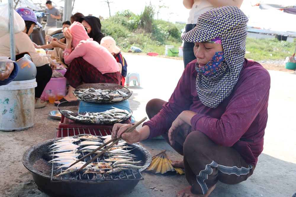 Mùa cá trích nướng tạo “cơn sốt” hút khách ven biển - ảnh 3