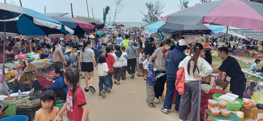 Mùa cá trích nướng tạo “cơn sốt” hút khách ven biển - ảnh 8