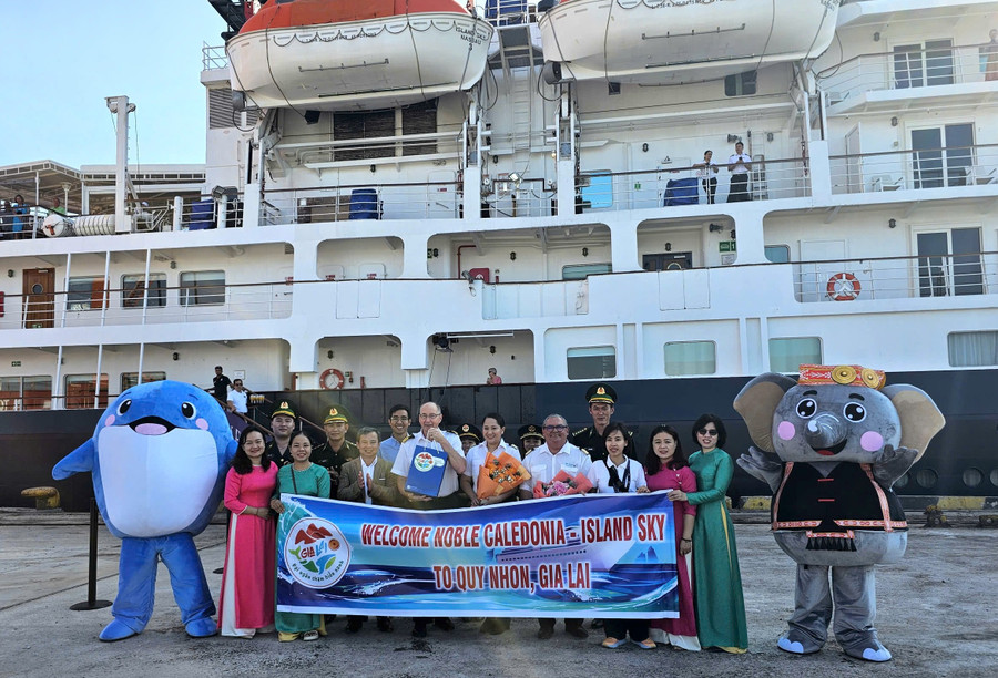 Tàu du lịch quốc tế đưa du khách tham quan miền đất võ.