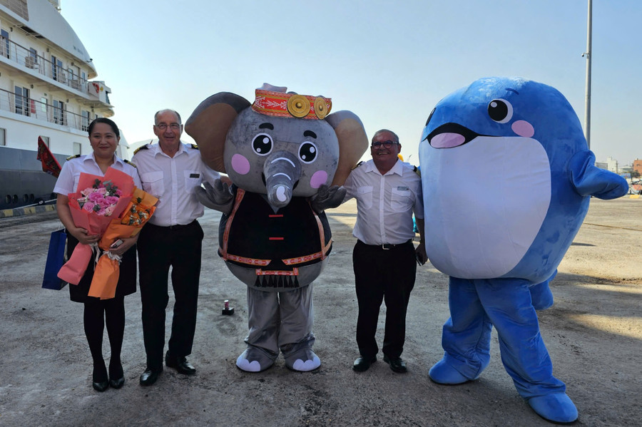 Thuyền viên tàu du lịch quốc tế NOBLE CALEDONIA – ISLAND SKY cập Cảng Quy Nhơn. z7662249835371-06d64d962b10e6fe071c65a1d25e5198.jpg