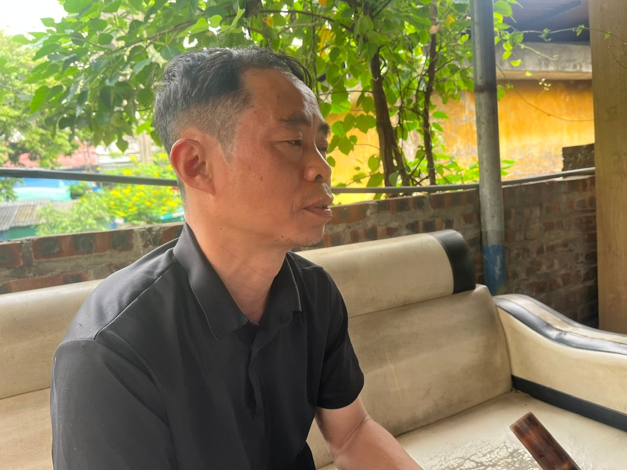 Anh Nguyễn Văn Cường người dân thuê trọ ở tập thể trạm bơm Yên Xá, gần khu vực xảy ra đám cháy.Ảnh: Kim Xuyến