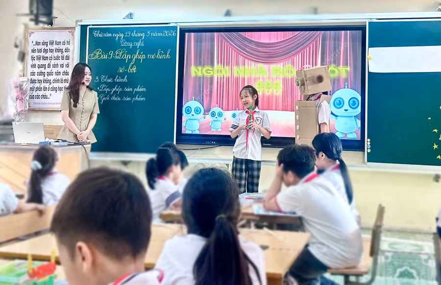 Học sinh Trường Tiểu học Quang Trung, phường Hạ Long hứng thú với bài học ghép mô hình robot. anh-312.jpg