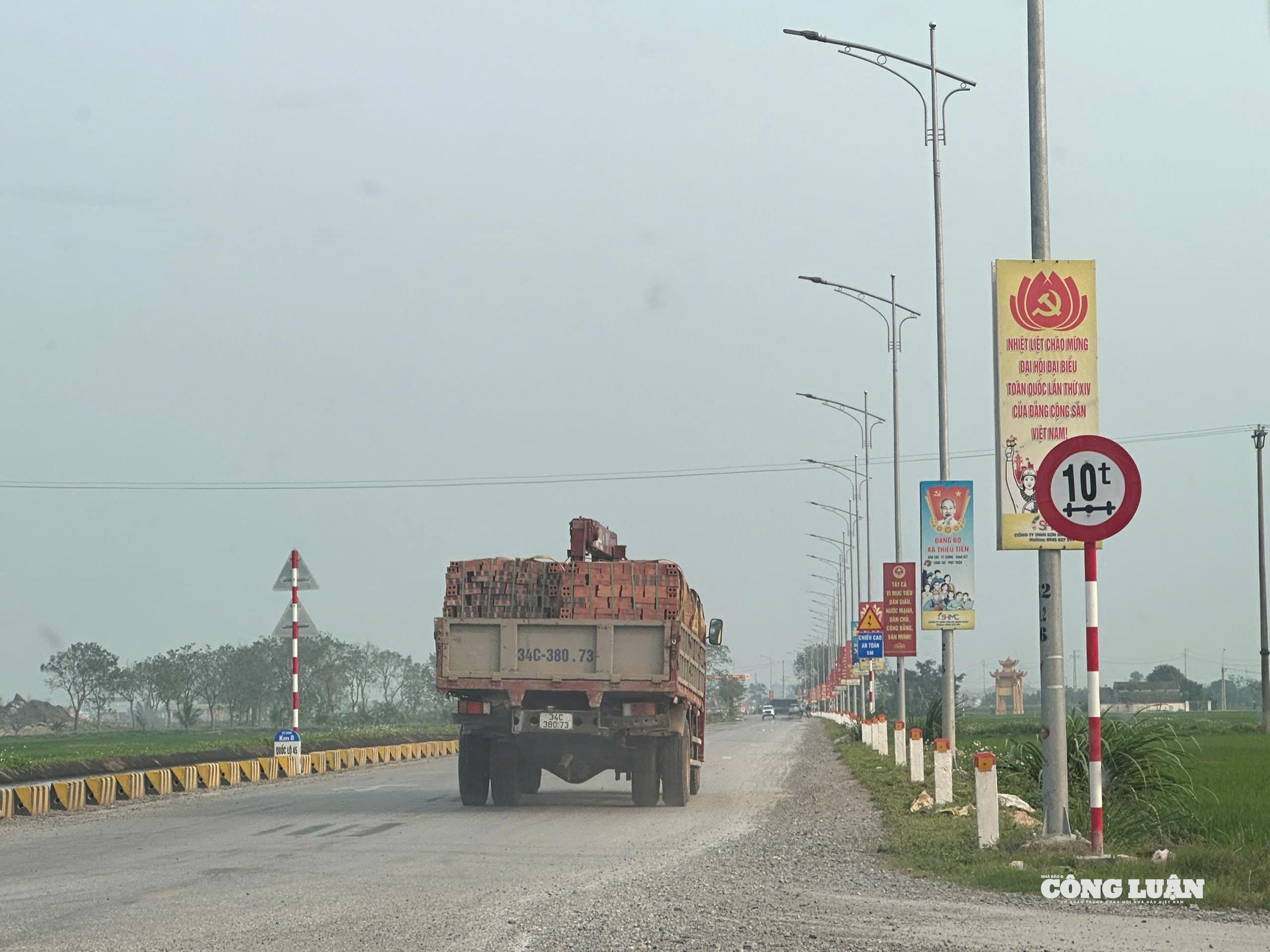 Chở hàng vượt quá kích thước thành thùng xe.