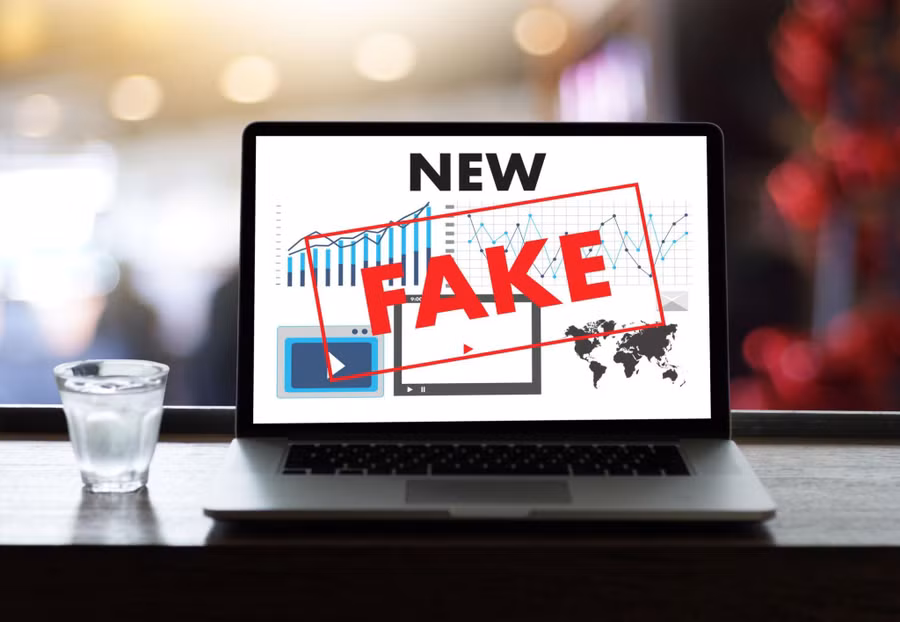 Người dùng tiếp cận các video dạng 'bản tin' trên mạng xã hội, trong đó có không ít nội dung được dàn dựng bằng AI. Ảnh: INT