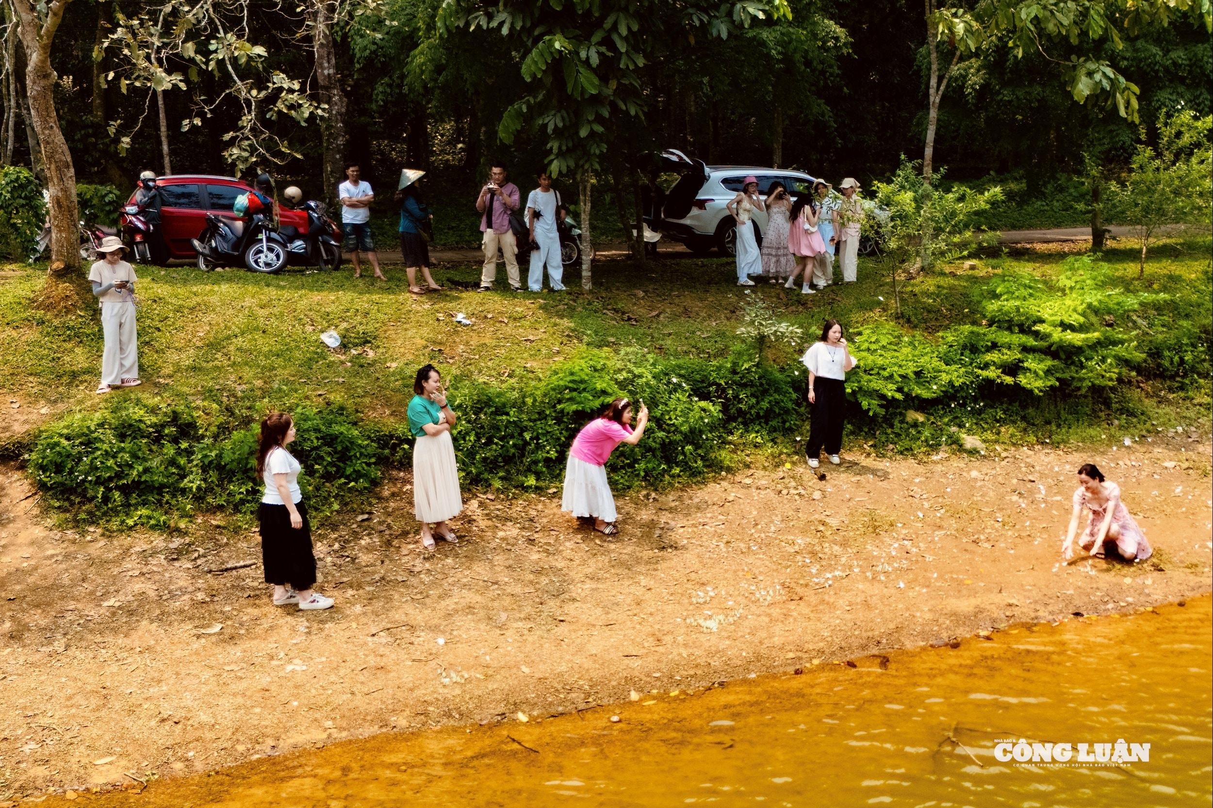 Bất chấp thời tiết nắng sớm của tháng 3, du khách vẫn nhộn nhịp tại Vườn quốc gia Cúc Phương