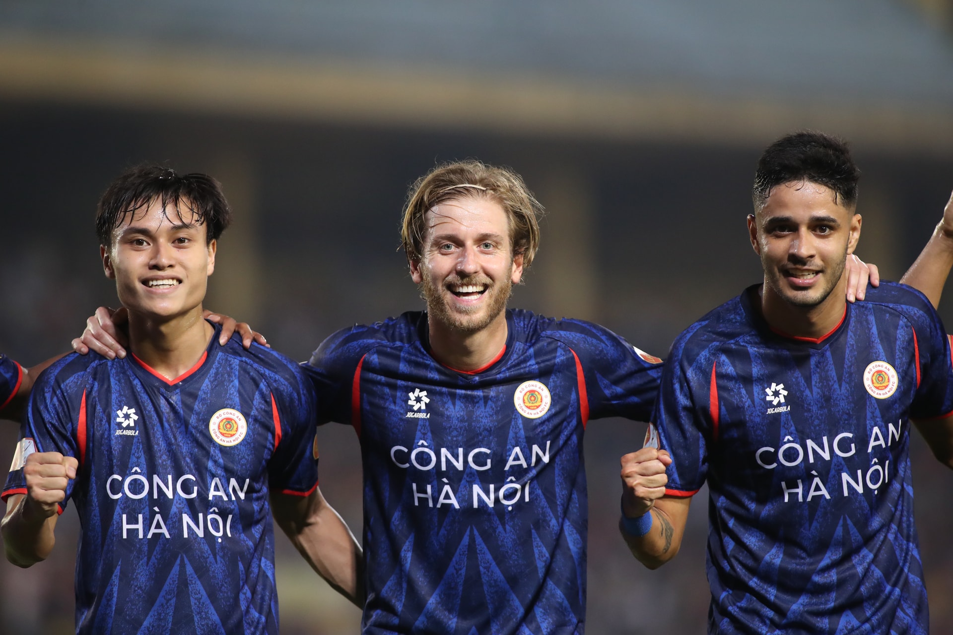 Hai bàn thắng của Mauk và một bàn của Đình Bắc tạo lợi thế không nhỏ cho CLB Công an Hà Nội trước SHB Đà Nẵng. Trong hiệp 2, CLB Công an Hà Nội có thêm 1bàn thắng của Lê Văn Đô, trong khi đó SHB Đà Nẵng cũng có 1 bàn thắng ngay đầu hiệp 2. Ảnh: Ngọc Tú