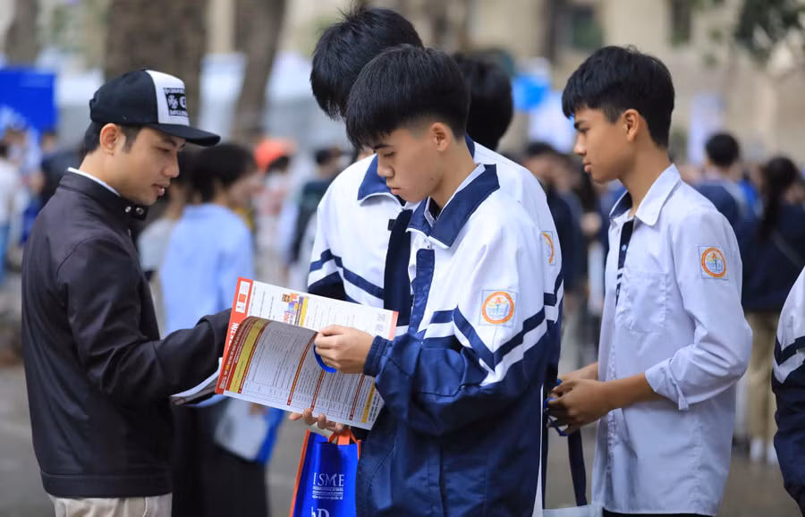 Thí sinh tìm hiểu thông tin tại Ngày hội tư vấn tuyển sinh, hướng nghiệp năm 2026. Ảnh: Nam Trần