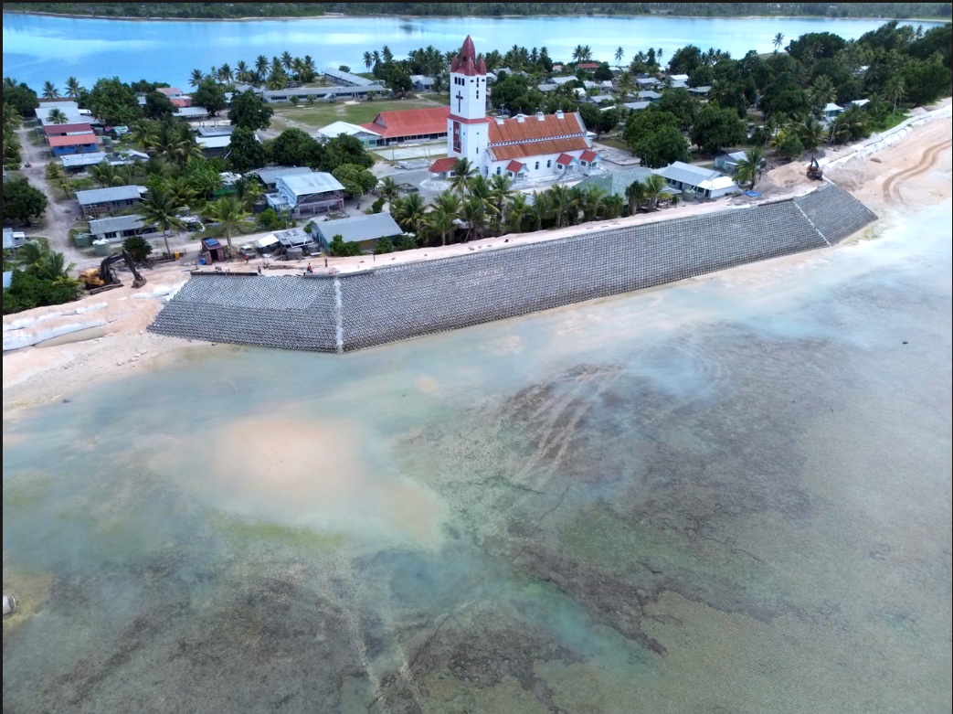 Một đoạn kè chắn sóng tại đảo Nanumea, Tuvalu – quốc gia Thái Bình Dương đầu tiên nhận nguồn tài chính khí hậu từ Quỹ Khí hậu Xanh do Liên Hợp Quốc hỗ trợ. Ảnh: Dự án Thích ứng ven biển Tuvalu