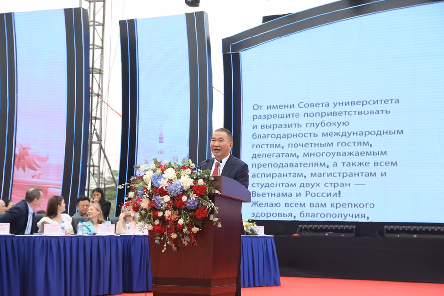 PGS.TSKH Bùi Xuân Biên, Chủ tịch Hội đồng Trường Đại học Tài chính - Ngân hàng Hà Nội phát biểu tại ngày hội. h13.jpg