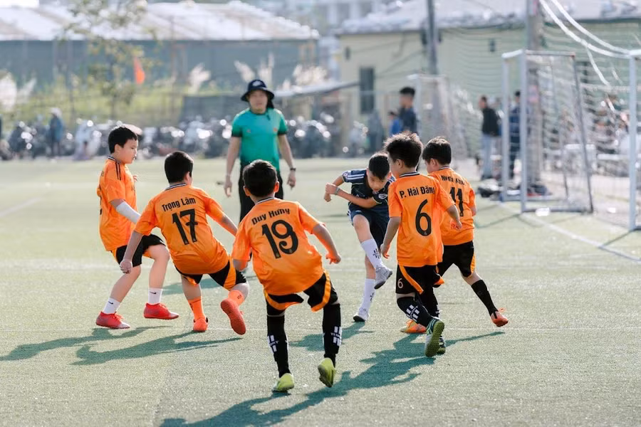 Học sinh Trường Tiểu học Trần Hưng Đạo (phường Hồng Gai) tham gia hoạt động thể thao.