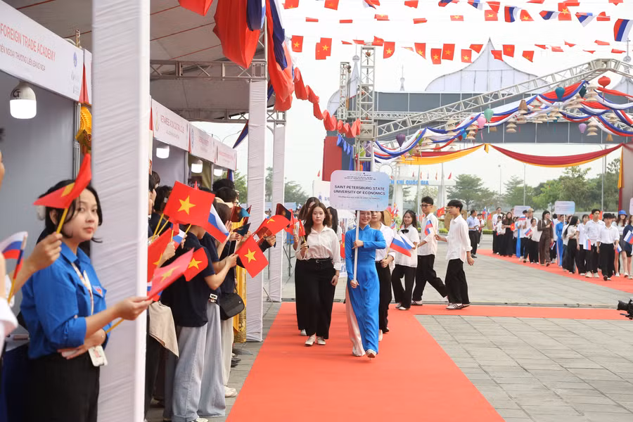 Đại diện sinh viên của các đoàn thực hiện diễu hành. h7.jpg