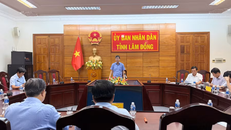 Phó Chủ tịch UBND tỉnh Nguyễn Hồng Hải yêu cầu các địa phương và đơn vị liên quan tập trung đẩy nhanh công tác giải phóng mặt bằng. z7706445842081-fe1456b5046f85a66534901cff729acd.jpg