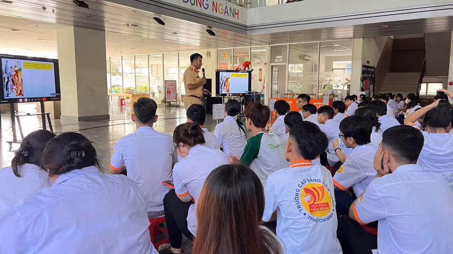 Học sinh hệ 9 nghe tuyên truyền về tác hại thuốc lá.