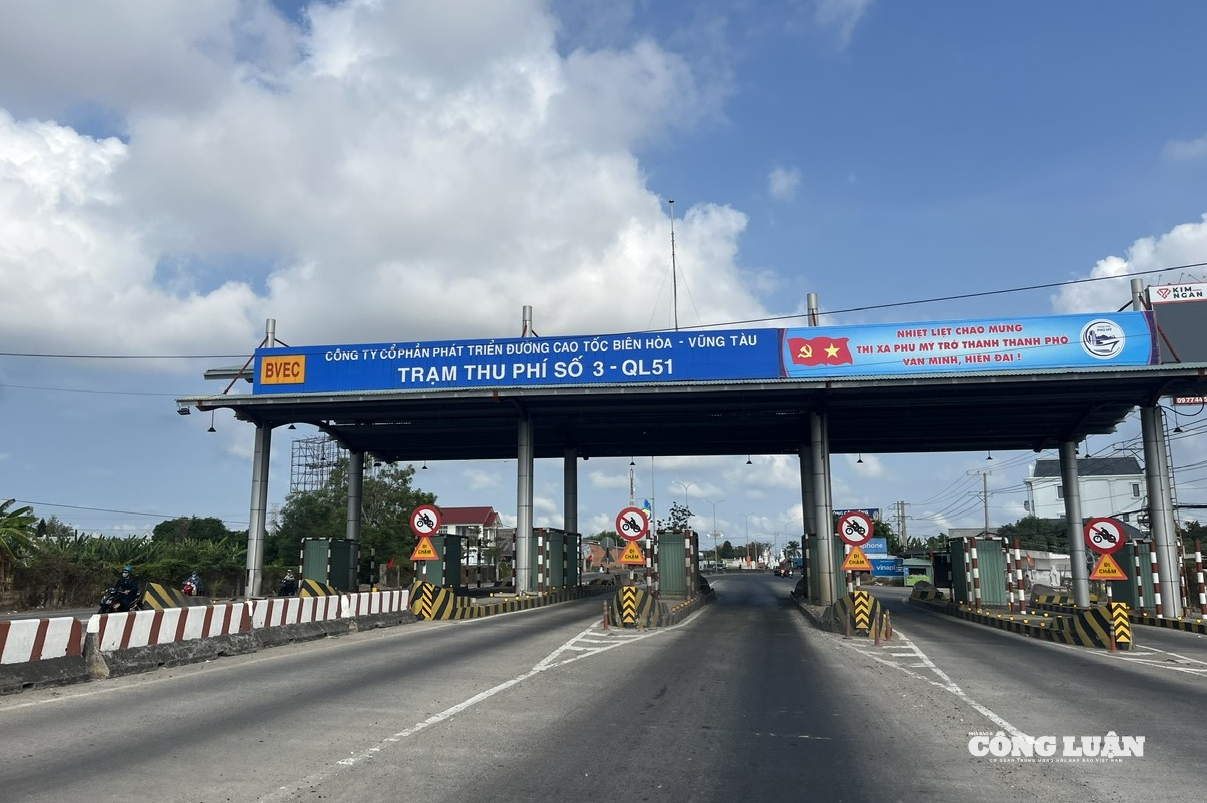 Hình ảnh trạm thu phí trên Quốc lộ 51 đã không còn được sử dụng.