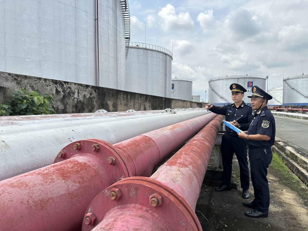 Công chức Hải quan khu vực II trực 24/7  thông quan các lô hàng xăng dầu nhập khẩu